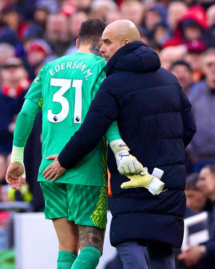 Imagen Pep consuela a Ederson. Es una sensible baja para el City.