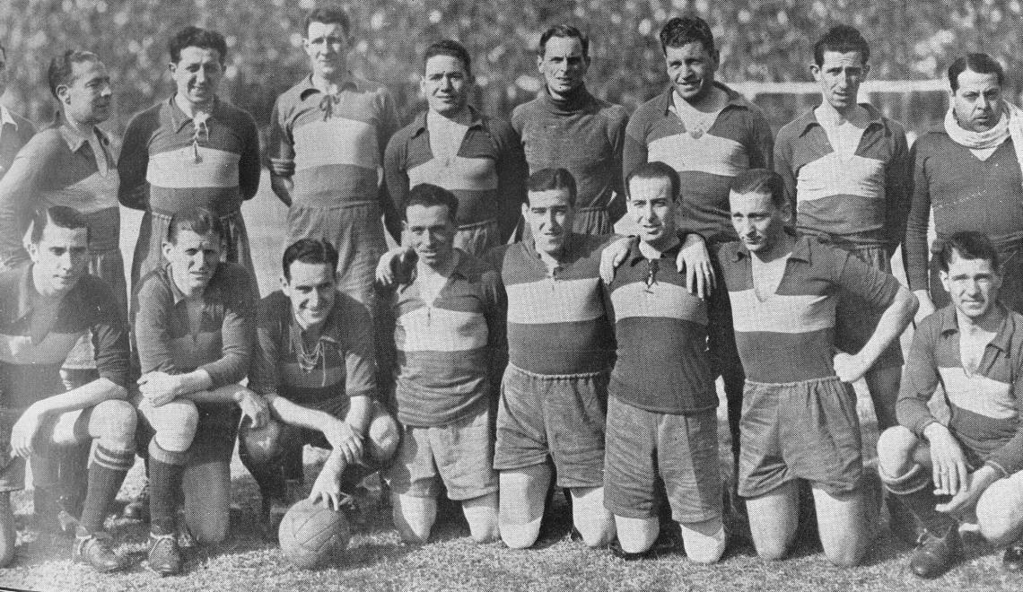 Imagen EL team de los viejos cracks de Boca Juniors que participaron en la gira del año 1925. De izquierda a derecha, de pie: Médici, Bidoglio, Cockrane, Vaccaro, Tesoriere, Mutis, y Juan Evaristo; agachados: Garasini, Tarascone, Mario Evaristo, Chiesa, Onzari, Pertini, Antraygues y Cerroti.