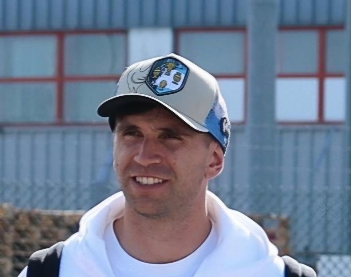 Imagen Dibu, con la gorra albiceleste y los trofeos ganados rumbo a Francia.