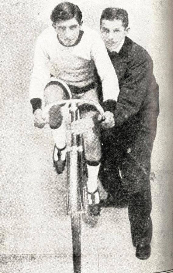 Imagen CARLOS Goffre, quien en 1898 venció en la prueba denominada Premio Armada Argentina, conocido por el nombre de Charley. Siguió viviendo en el ambiente de los deportes rueda. Fue uno de los 13 participantes de la primera Luján -Buenos Aires