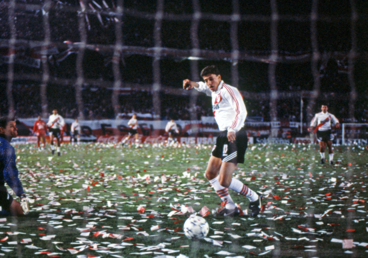 Imagen Hernán Crespo marca el primer gol de River en la final de la Copa Libertadores 1996