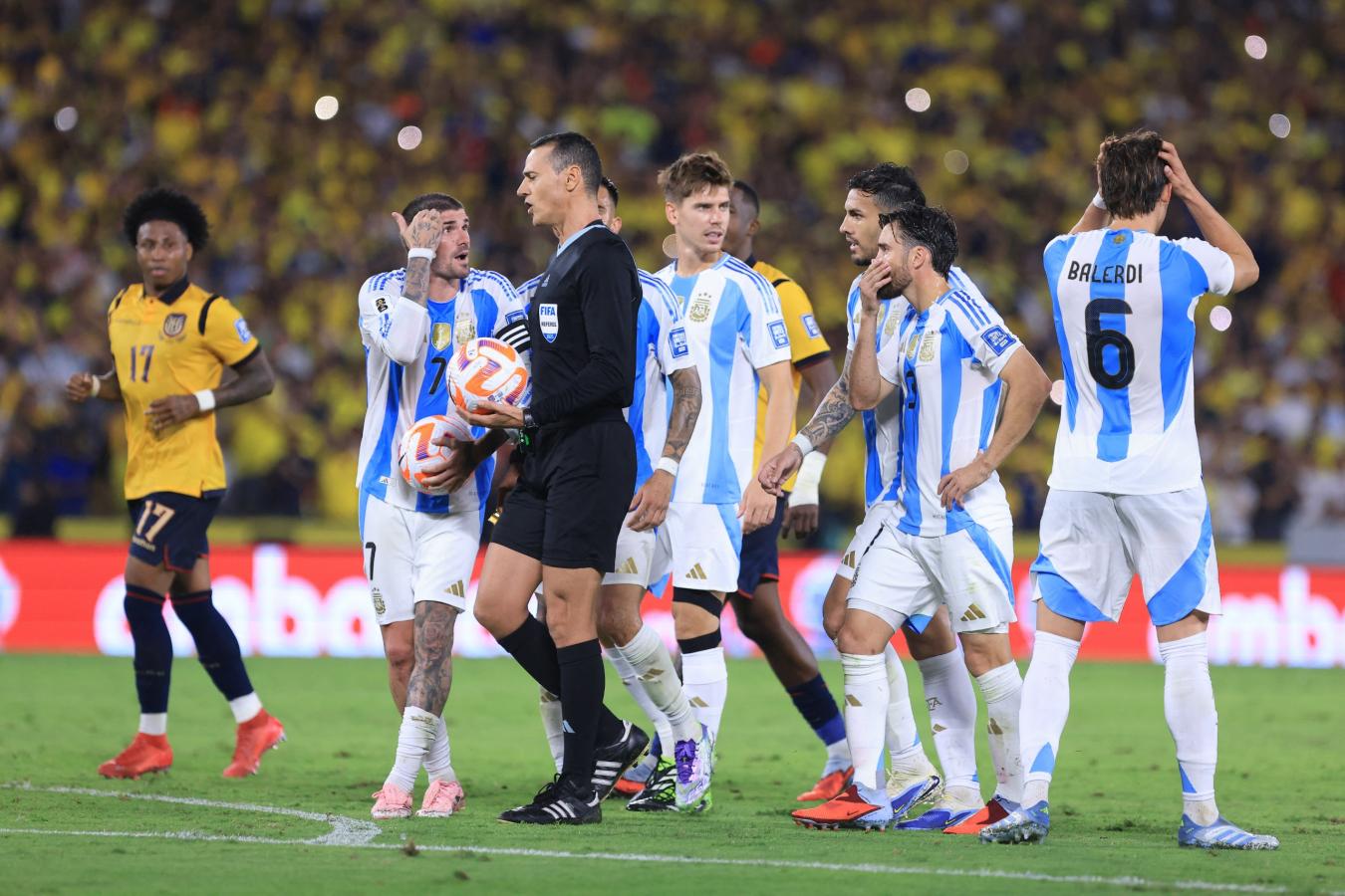 Imagen Todo Argentina le protesta a Roldán la sanción del penal.