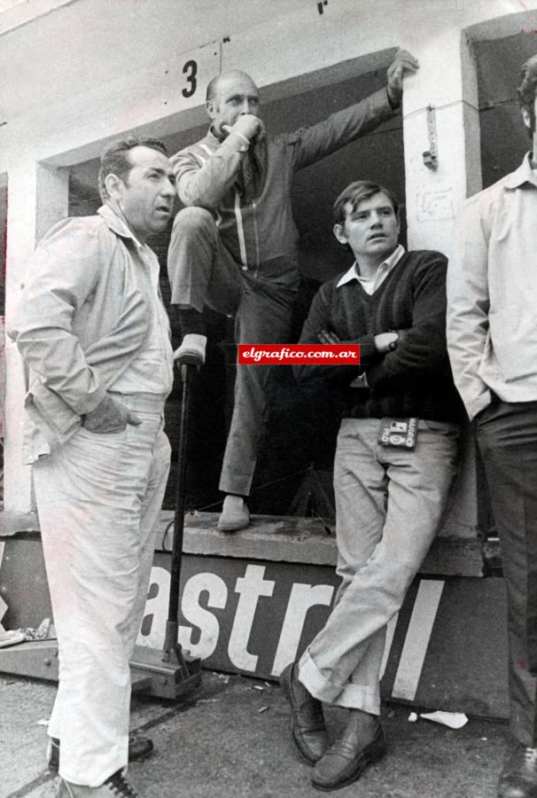 En boxes están Juan Manuel Fangio junto a Carmelo Galbato y Luis Di Palma.