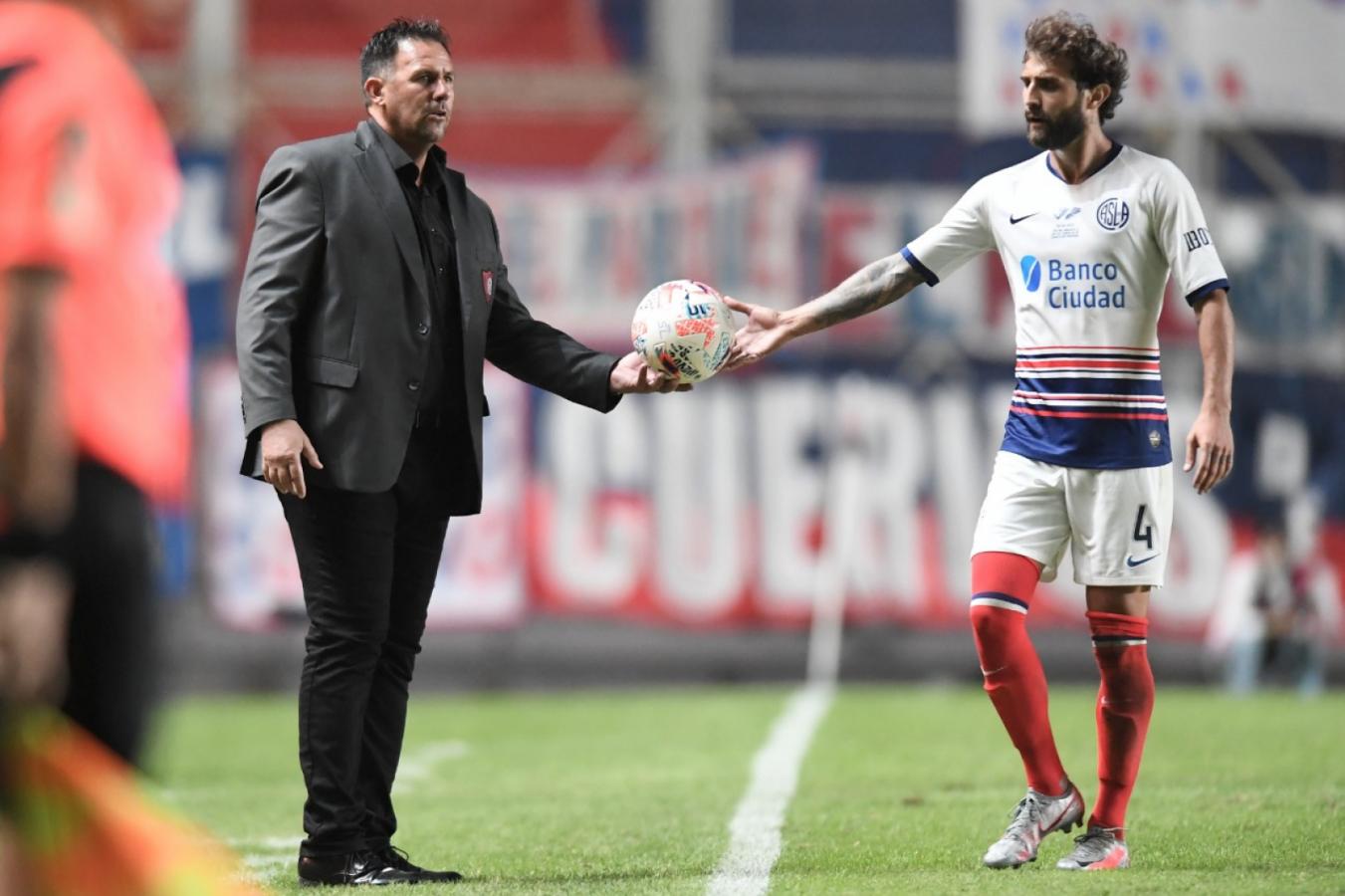 Imagen Pelota al medio. San Lorenzo