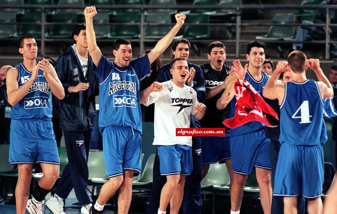Imagen Julio Lamas, el entrenador, y uno de los festejos de sus jugadores. Desde la izquierda: Burgos, Varas, Scola, Lábaque, Masieri, Riofrío, Fernández y Sánchez (4).