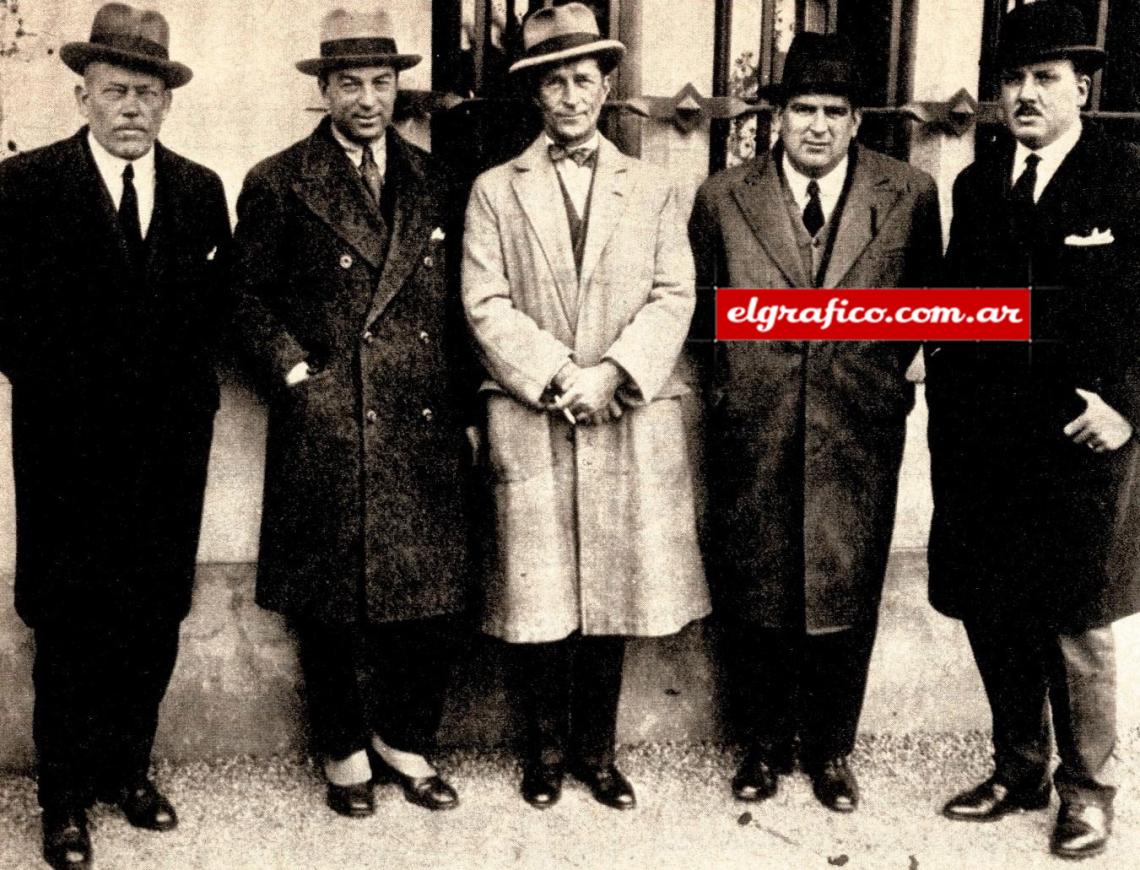 Imagen Estos cinco elegantes caballeros, trajeados a la usanza de los años veinte, fueron grandes jugadores en los comienzos del siglo. Carlos Wilson, arquero de San Isidro y del equipo internacional argentino, el uruguayo Pacheco luciendo pintonas polainas, Amoldo Watson Hutton, delantero del Alumni, hijo de don Alejandro, el patriarca del fútbol criollo, Elías Fernández, veloz puntero de River Piale y Maximiliano Susan, centre forward de Estudiantes de Buenos Aires, autor de los cuatro goles de Argentina contra Uruguay en 1913.