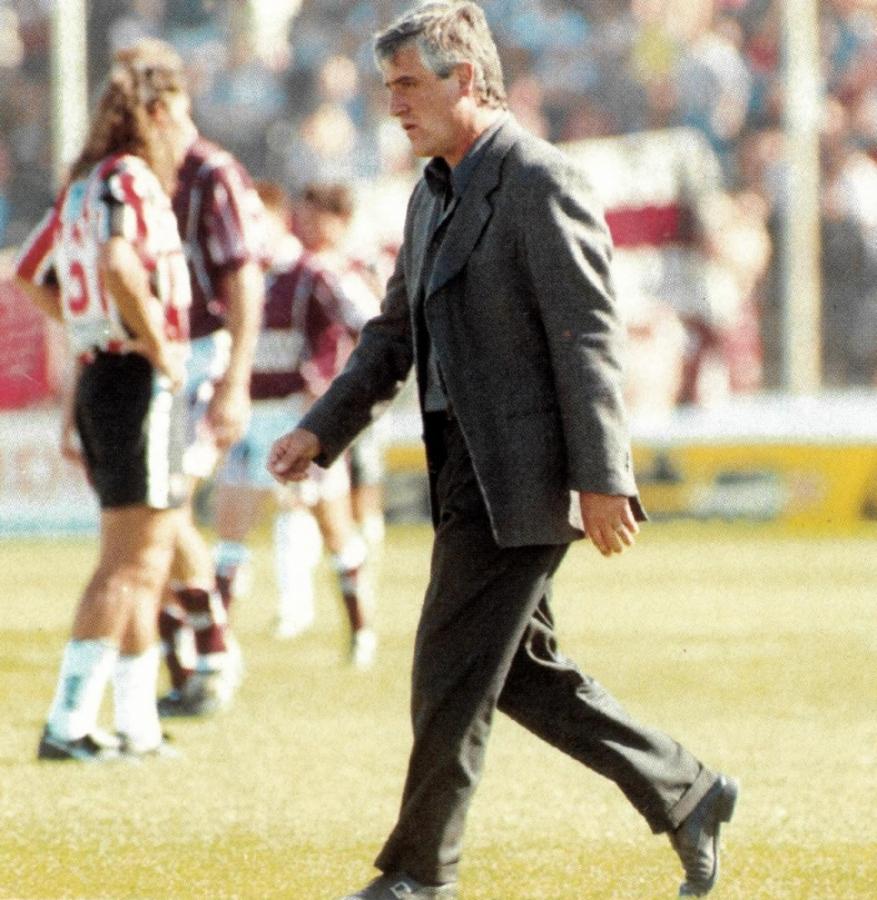 Imagen En Chacarita en 199, dirigió el equipo que conquistó el ascenso a Primera, con jugadores como el "Mago" Rubén Capria y Jorge Vivaldo.