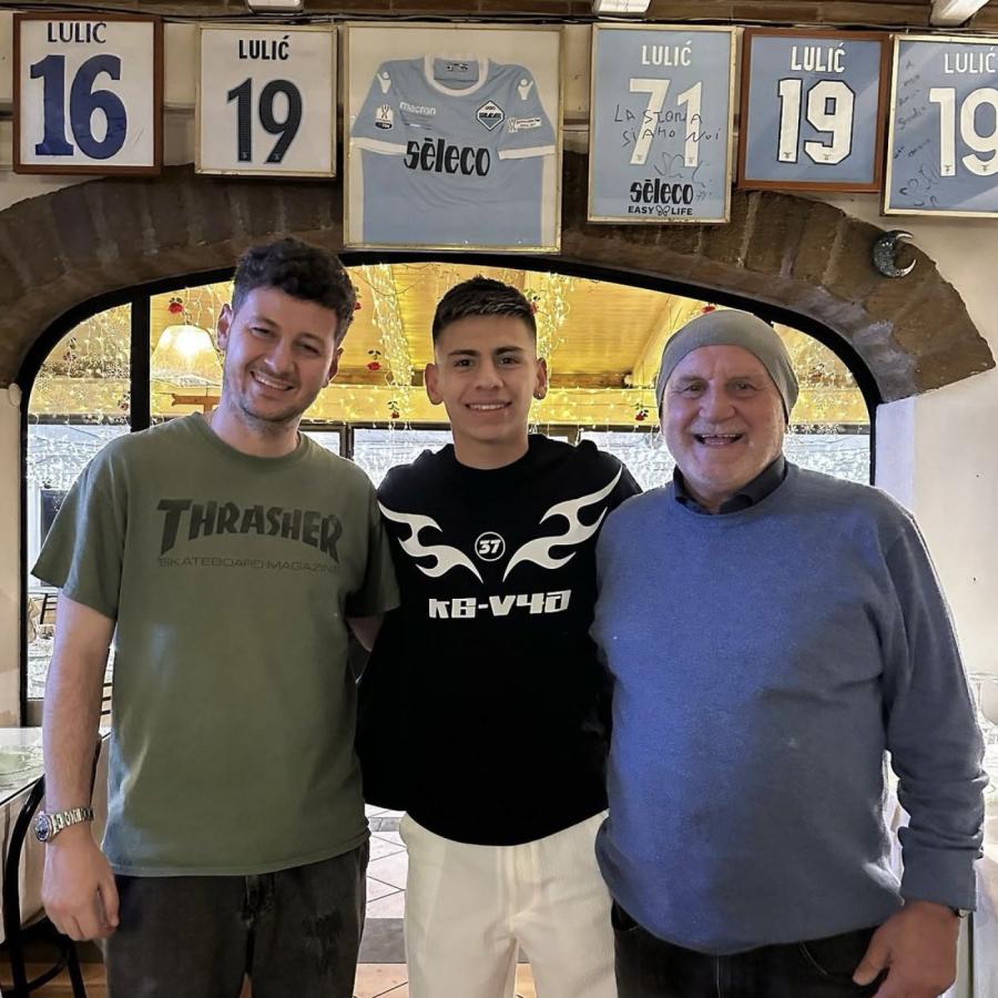 Imagen La foto que encendió los rumores: Echeverri en el Ristorante Le Due Lune de la capital italiana.