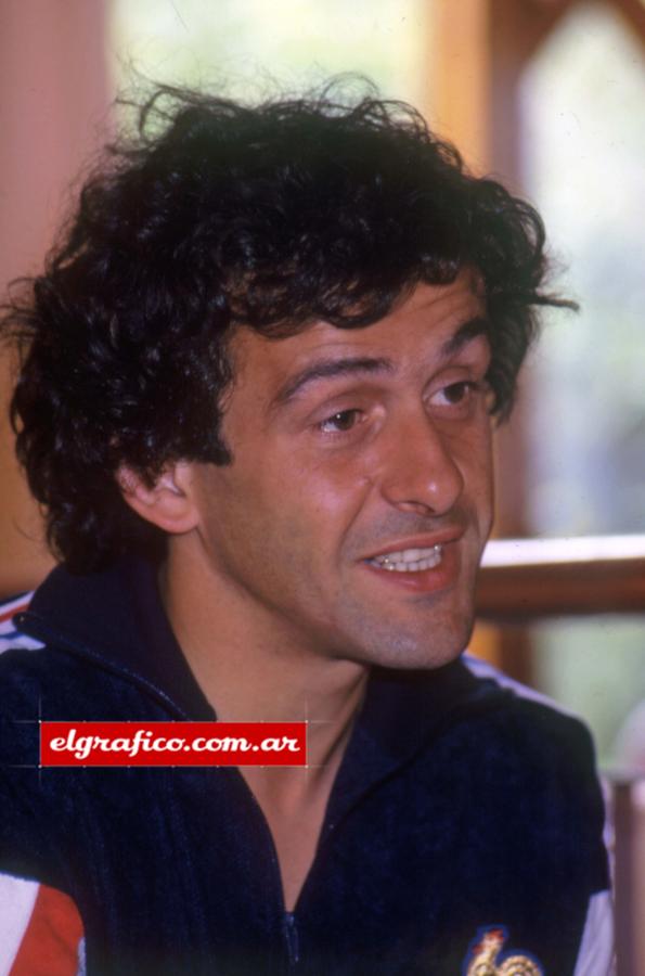 Imagen Platini en plena entrevista exclusiva con El Gráfico.