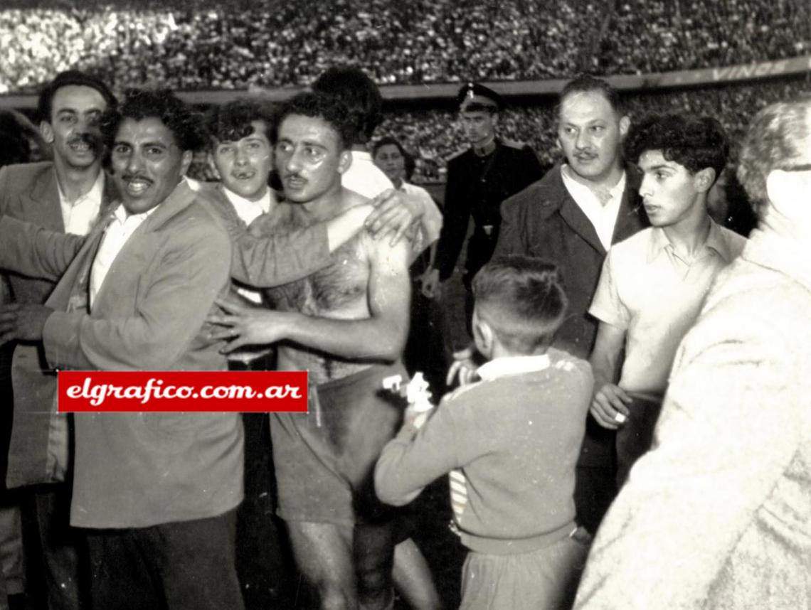 Imagen Los jubilosos fanas rodearon a los cracks, quedándose con sus camisetas, disputadas luego en largos forcejeos. En la foto Marcarián.