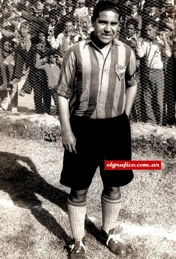 Imagen Era veterano ya Vicente González cuando le fue tomada esta foto, en la que aparece luciendo la casaca del Club Andes Talleres cuando, por encuesta, fue considerado el jugador más completo que había producido Mendoza.