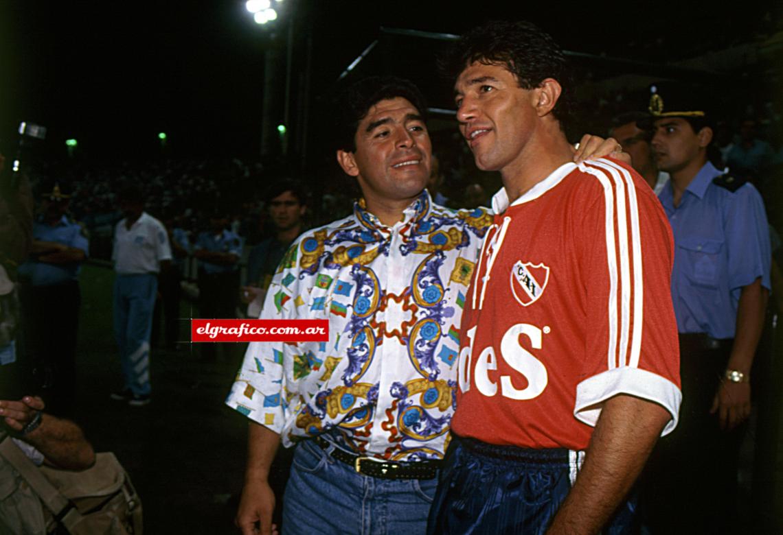 Nueve años después de consagrase en México 86 como Campeones del Mundo. Maradona y Burruchaga se saludan en la previa del partido.