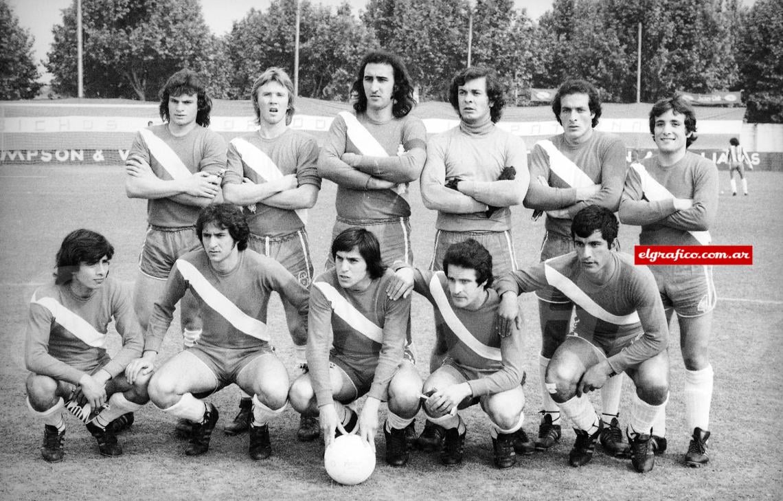 Argentinos AD (Antes de Diego). Formación de Argentinos frente a Talleres (1976): Arriba: Giacobetti, Gette, Pellerano, Munutti, Minuti, Roma. Abajo: López, Fren, Alvarez, Di Donato y Ovelar.