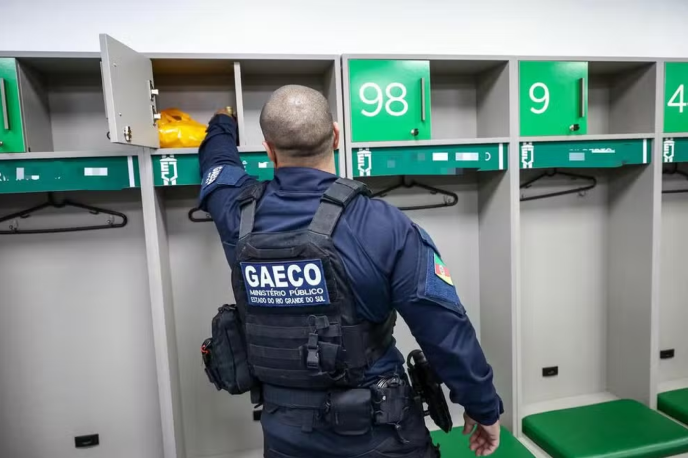 Imagen Un policía vacía el casillero de Enio dentro del vestuario de Juventude. Foto: Gregori Berto.