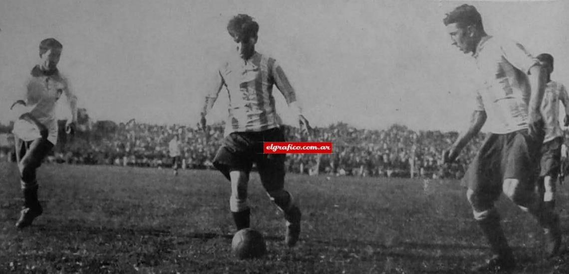 Imagen ARGENTINA 4 – BRASIL 1. Fortunato, el gran half argentino que anuló al winger Filo,acaba de cortar una combinación , y se apresta a alejar el peligro.