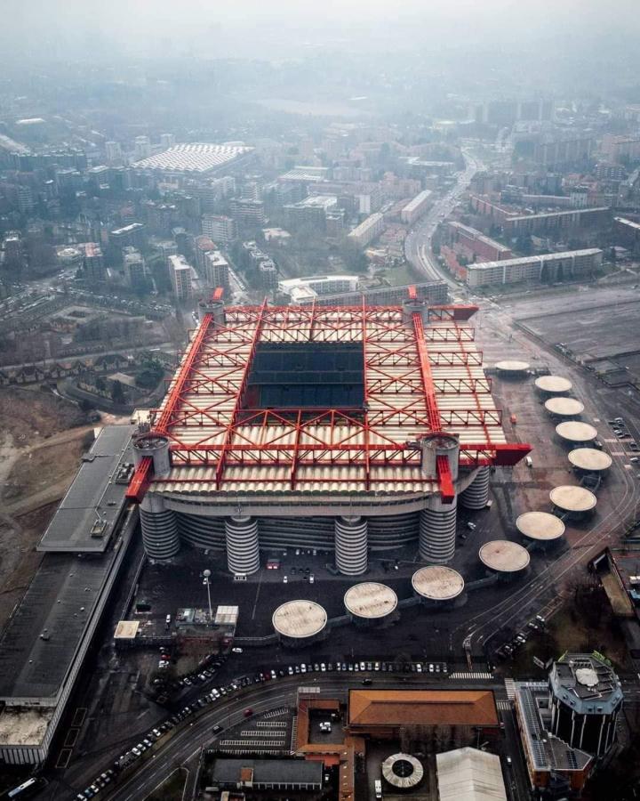 Imagen El majestuoso San Siro desde el aire. Un monumento del fútbol mundial.