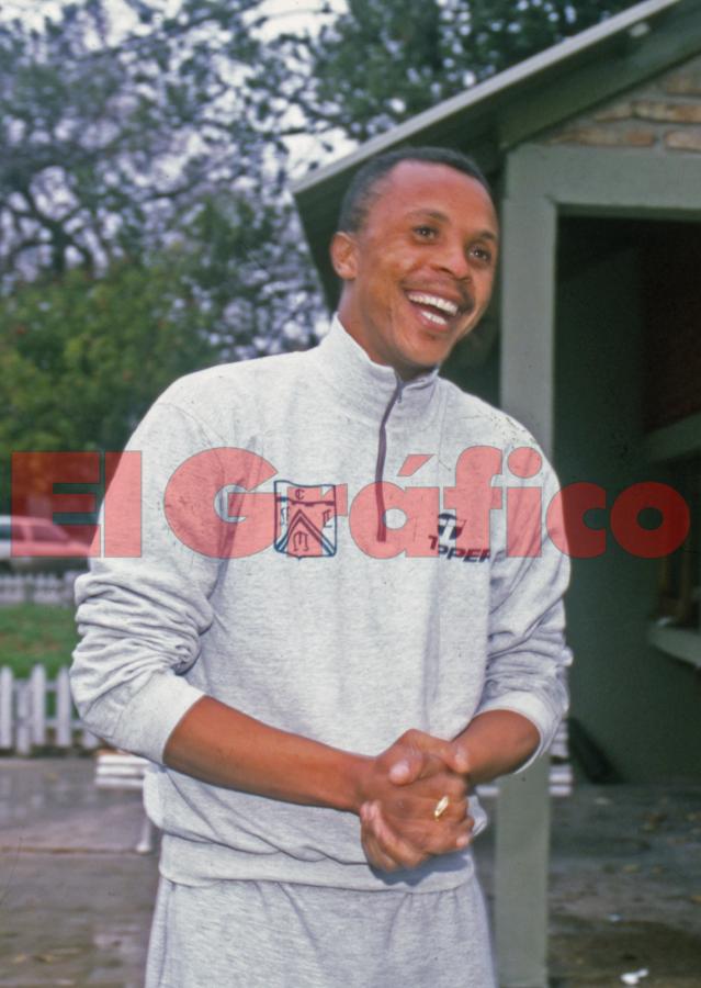 Imagen El "doctor" Khumalo, golazo a Independeinte y poco más. Fugaz paso por el fútbol argentino.