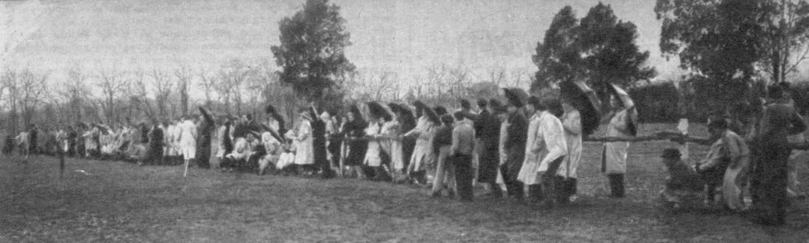 A pesar del mal tiempo fue bastante público a Burzaco como lo atestigua esta fotografía que abarca un costado del campo durante la disputa del match entre Pucará e Hindú.