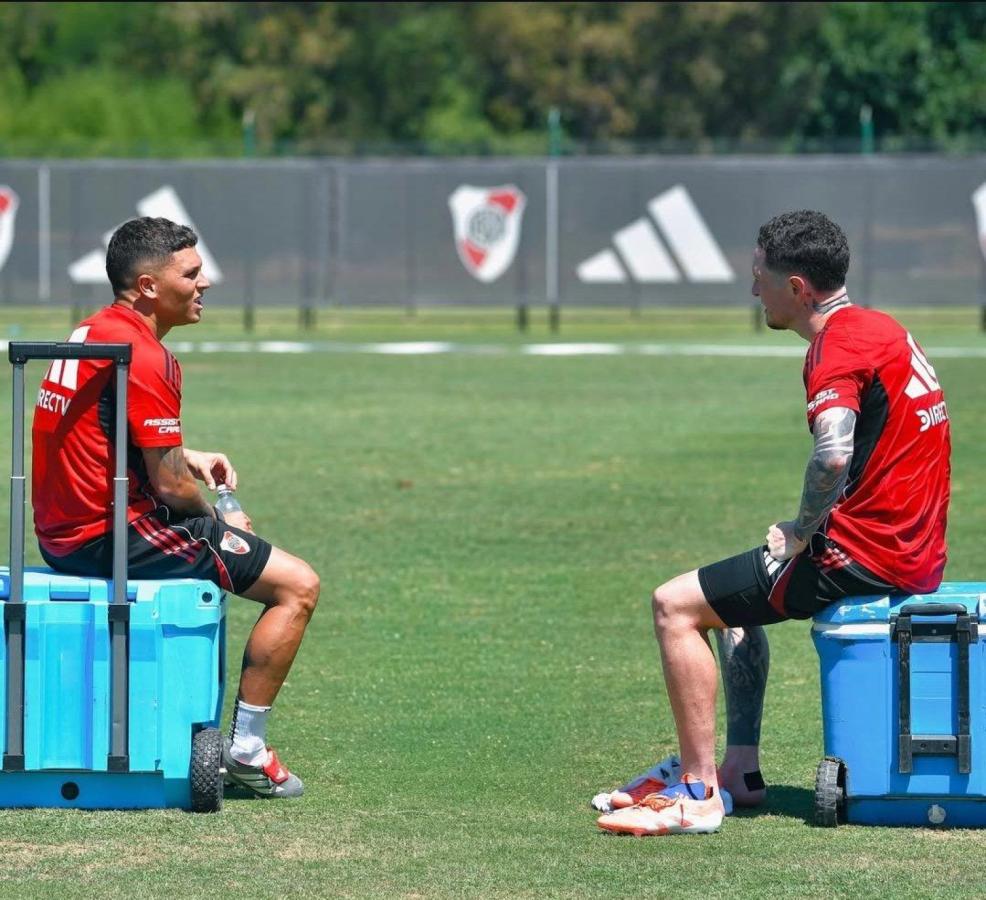 Imagen Juanfer Quintero dialoga con Aníbal Moreno, flamante refuerzo. Fueron compañeros en Racing.