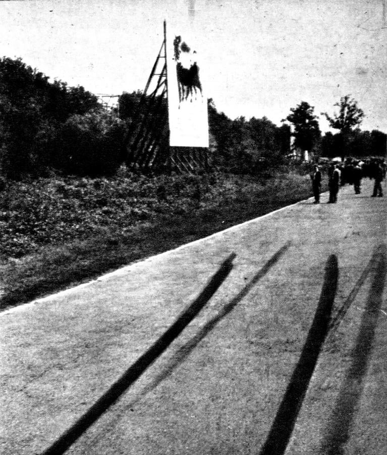 Imagen En la puta de Monza quedaron bien marcadas Las huellas de la última frenada de Áscari en su esfuerzo por mantener el coche sobre la calzada. Aunque el tiempo las borre de la superficie, ellas quedarán por años en el recuerdo.