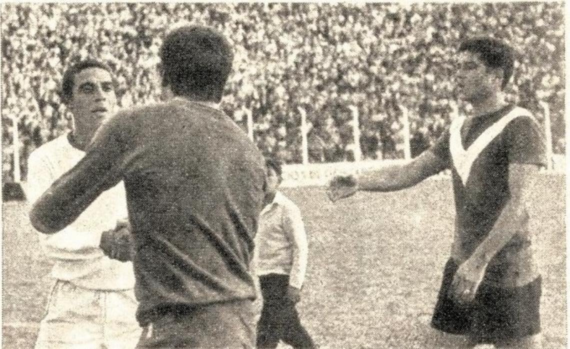 Imagen Final. El brasileño Araquem de Melo felicita al arquero de Vélez. Dos figuras de un gran partido.