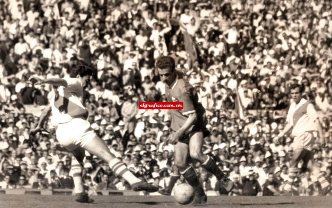 Imagen Encuentro entre River e Independiente. Pastoriza avanza y elude rivales.