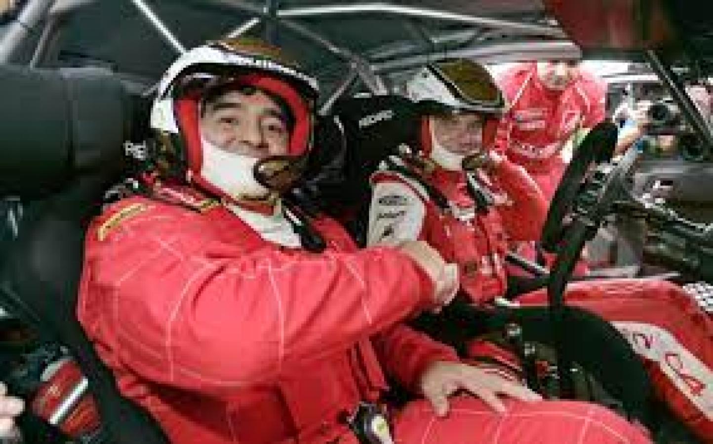 Imagen En 2008, Maradona se subió al auto de rally de Sebastian Loeb.