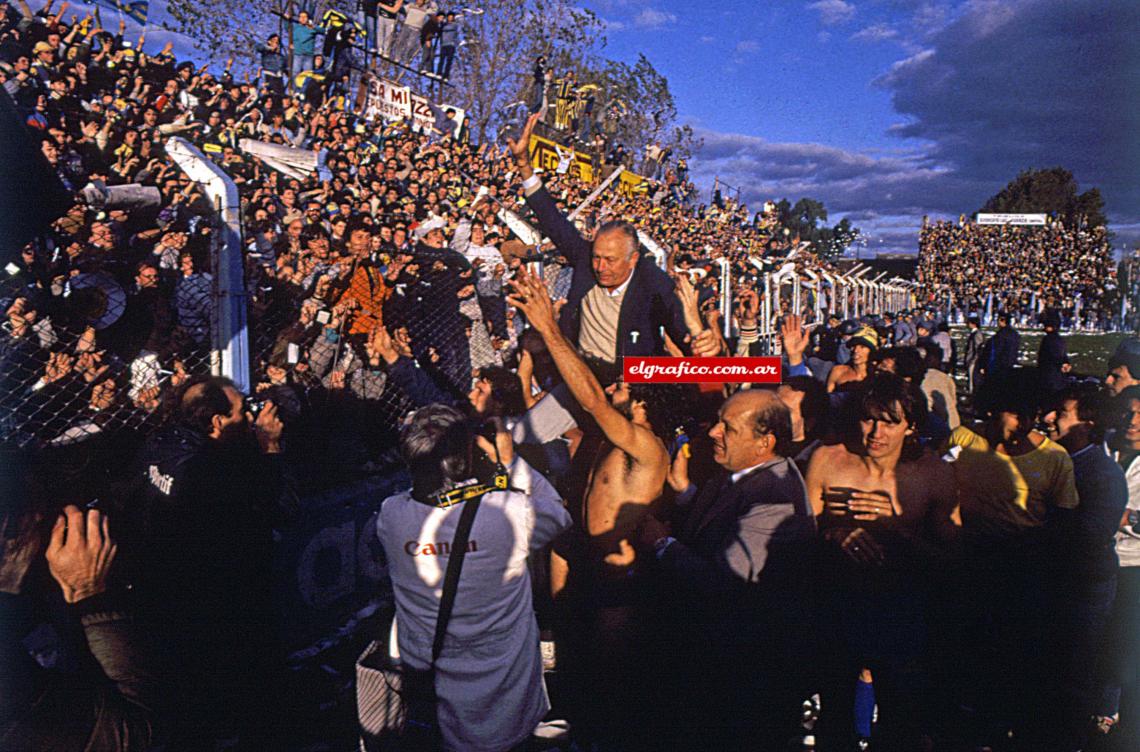 Imagen Central se consagraba campeón en la temporada 1986/87 y Zof se unía a la vuelta olímpica.