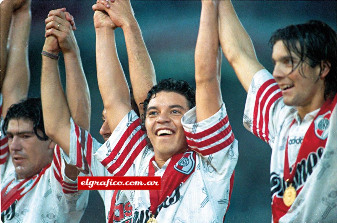 Festejo de la Supercopa 1997, entre Salas y Solari. "El mejor equipo que integré Fue el River 96, 97, por la calidad de jugadores y el grupo humano que había en esa época".