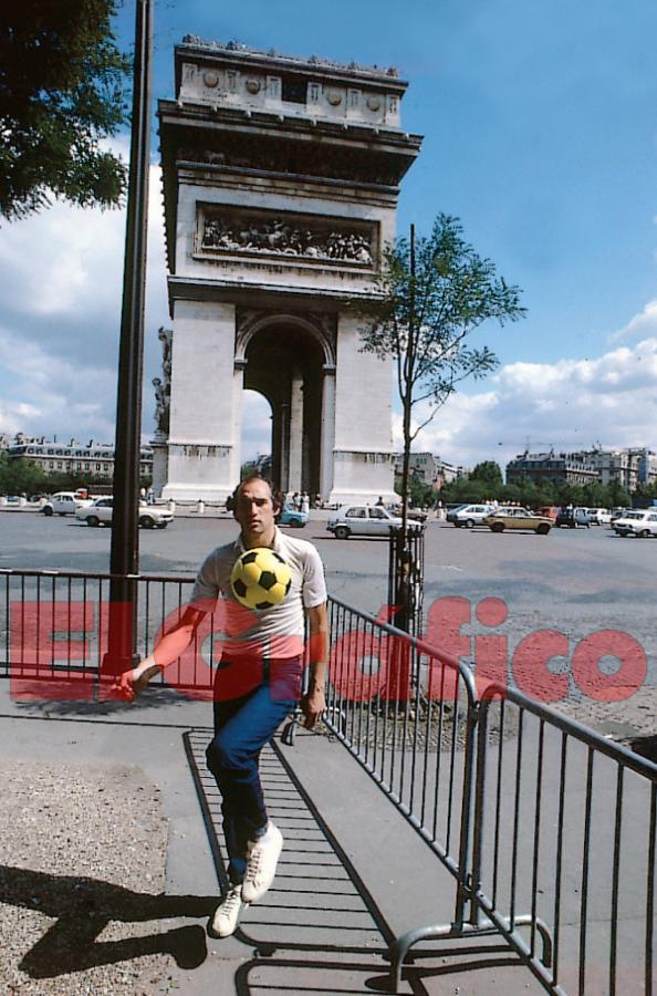 Imagen Bianchi en el arco del triunfo en su época de jugador del PSG
