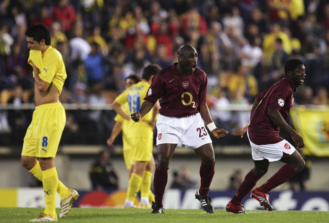 Imagen El árbitro marcó el final. Los jugadores de Arsenal festejan el pase a la final de la Champions, frente a un desconsolado Riquelme.