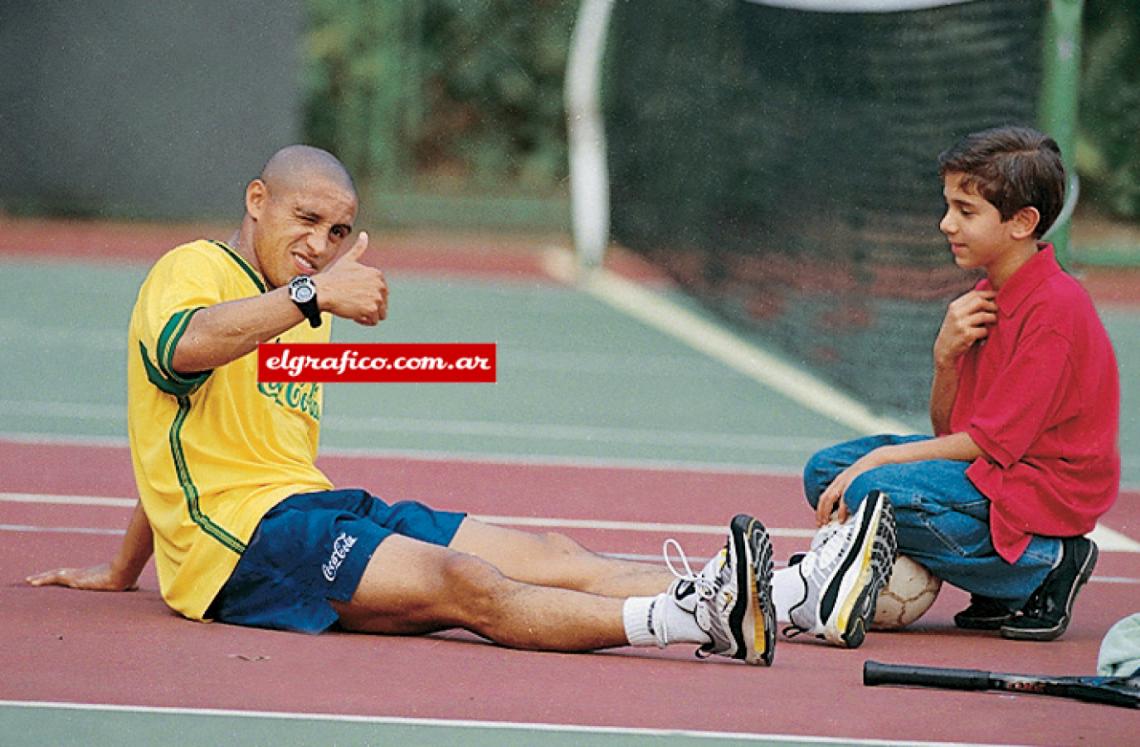 Imagen Este es Roberto Carlos. Aquí, con un “gurí” durante la Copa América en Paraguay. Pero él es igual en Buenos Aires, en Brasil o en Madrid.