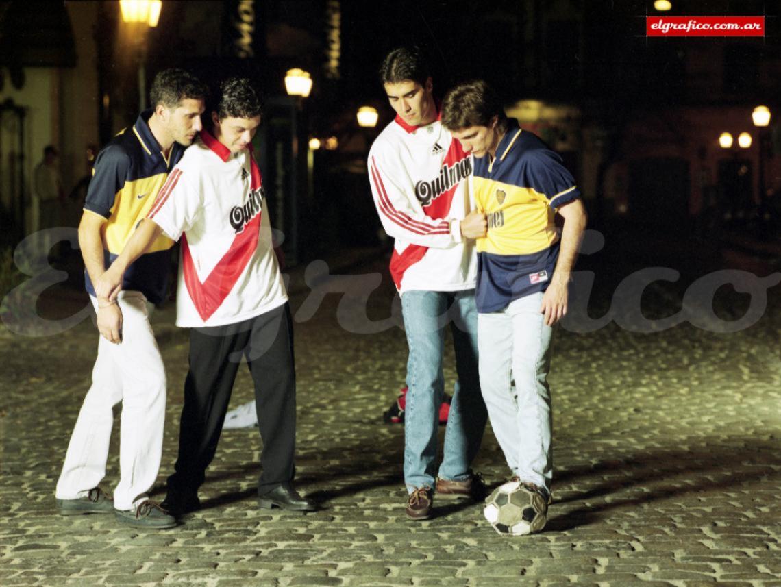 Imagen En 1999, antes de un superclásico El Gráfico juntó a Diego Cagna, Marcelo Gallardo, Juan Pablo Ángel y Guillermo Barros Schelotto y en pleno San Telmo se armo un picado callejero.