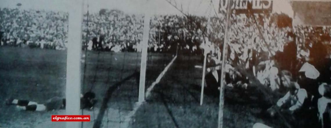 ARGENTINA 4 – BRASIL 1. El segundo gol argentino, conseguido por Seoane mediante uno de sus famosos tiros rasantes.