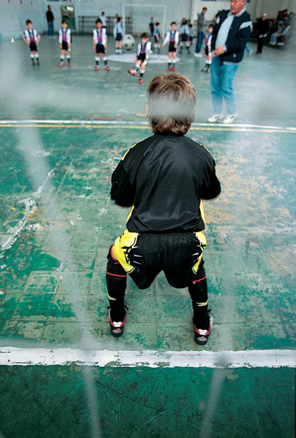 Imagen Clásica escena de un partido de fútbol infantil, los chicos prueban al arquero.
