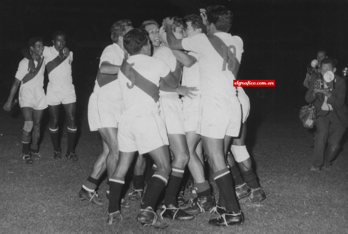 Imagen Los peruanos celebran el gol de la hazaña.