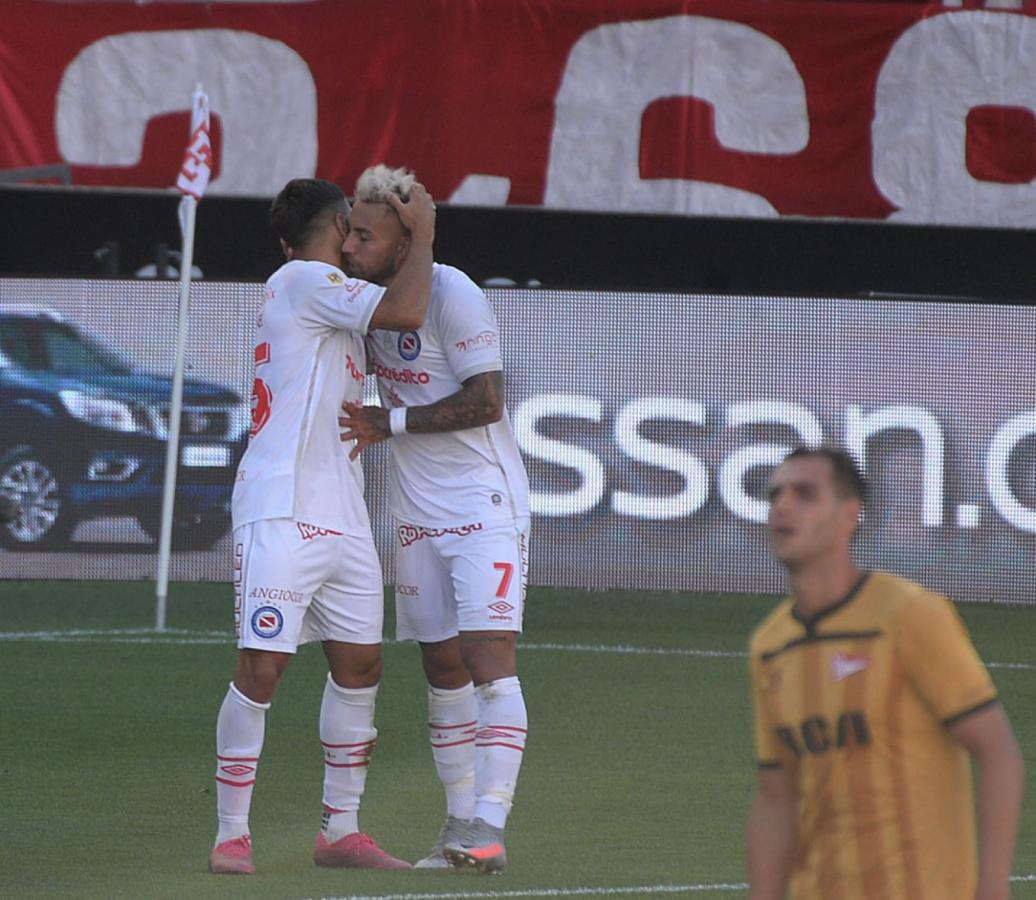 Batallini celebra el tanto del triunfo. Foto: Ignacio Amiconi (Pool ARGRA)