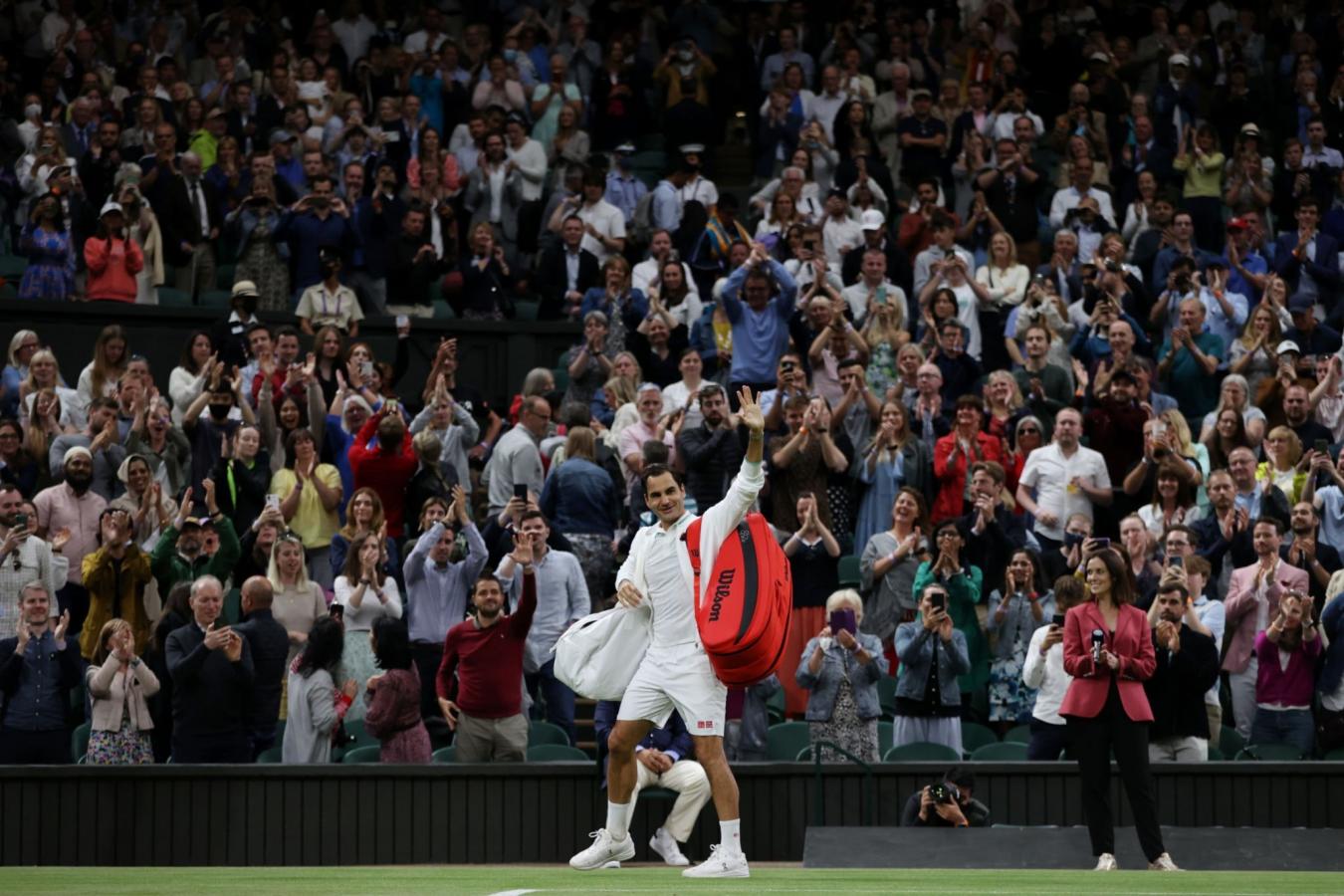 Imagen Federer, en plena ovación tras perder en el Centre Court de Wimbledon.