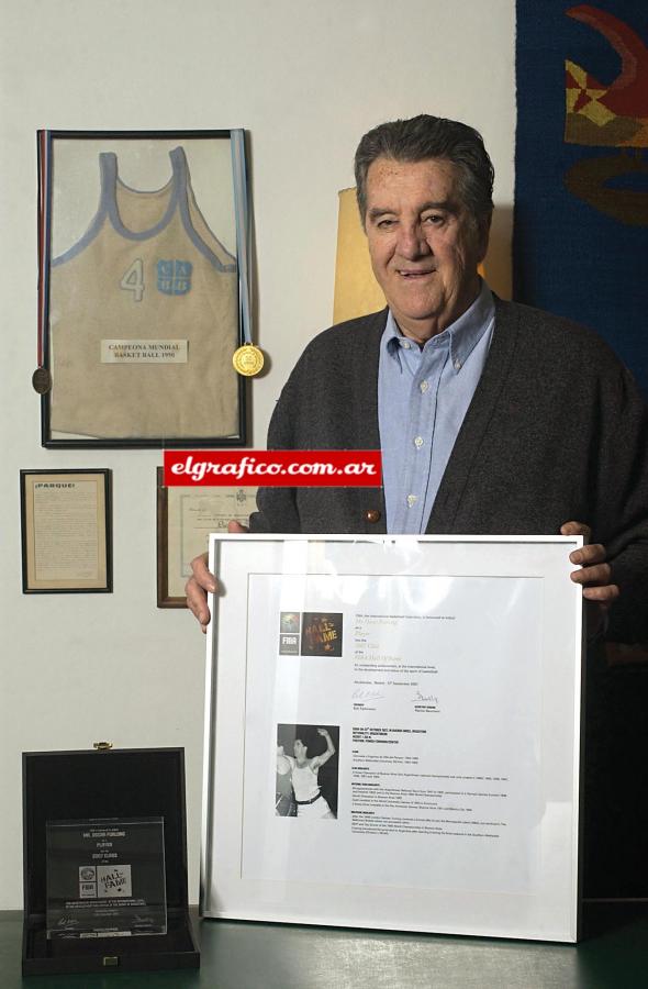 Imagen Condecoración. En su casa, con los trofeos recibidos en el Salón de la Fama.