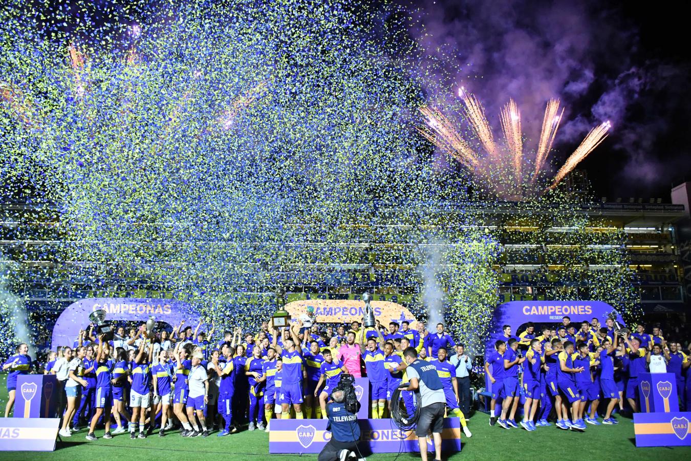 Imagen Los tres planteles de Boca que ganaron títulos levantan sus trofeos.