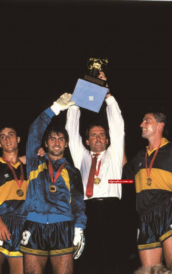 Imagen Con Latorre, Soñora y Moya, levanta la Recopa en Miami. También ganó la Supercopa.
