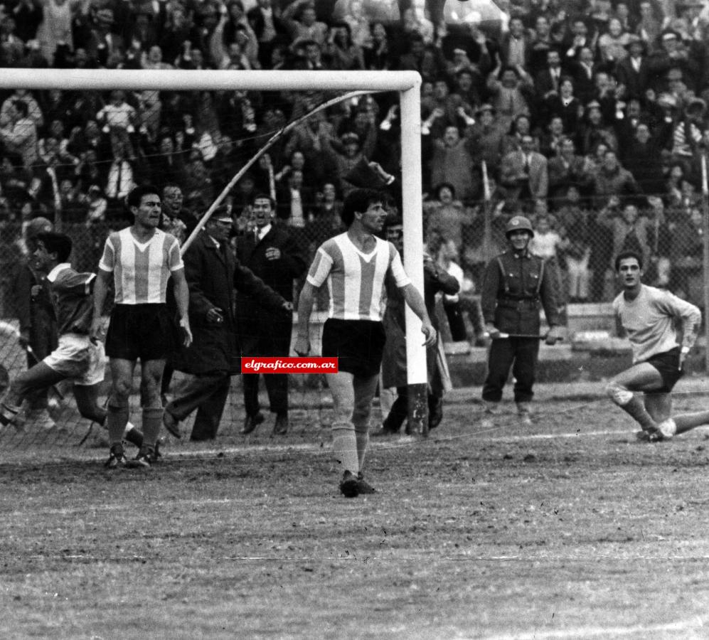 Imagen Este es el minuto fatal que selló nuestra derrota ante Bolivia. Alegría desbordante por la intercepción del penal de Andrada a Ramírez en el minuto 87. En medio de los abrazos para "El Gato", el córner de Castillo, el cabezazo de Camacho y el gol decisivo. Del gozo al pozo en unos pocos segundos.