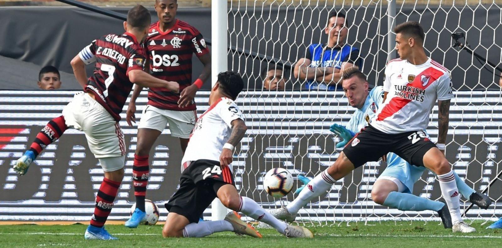 Imagen Everton Ribeiro prueba a Armani durante la final de Lima en 2019. Flamengo terminaría festejando.