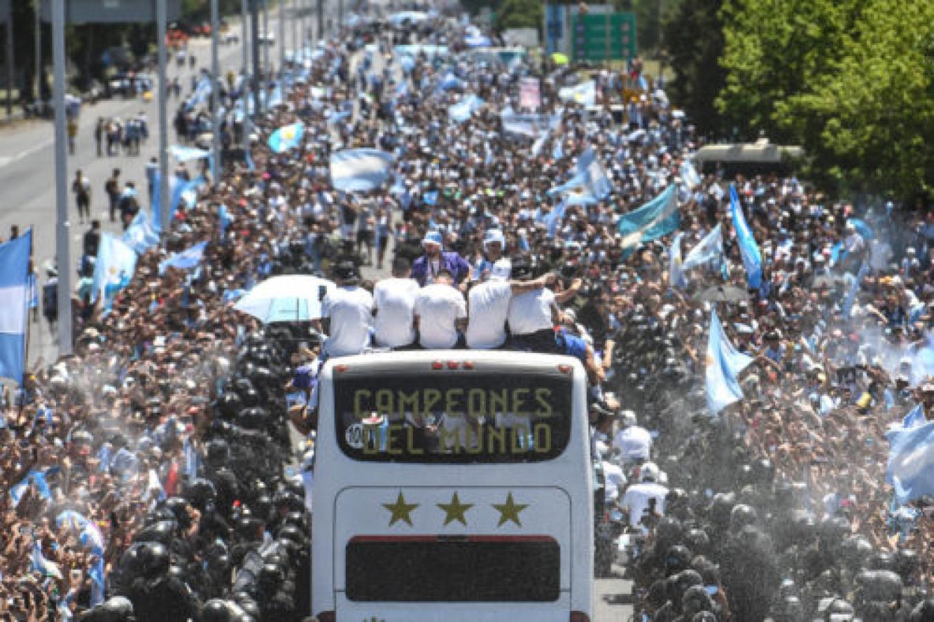Imagen Cerca del mediodía comenzó una caravana que quedó inconclusa por la imposibilidad de avanzar entre la multitud.