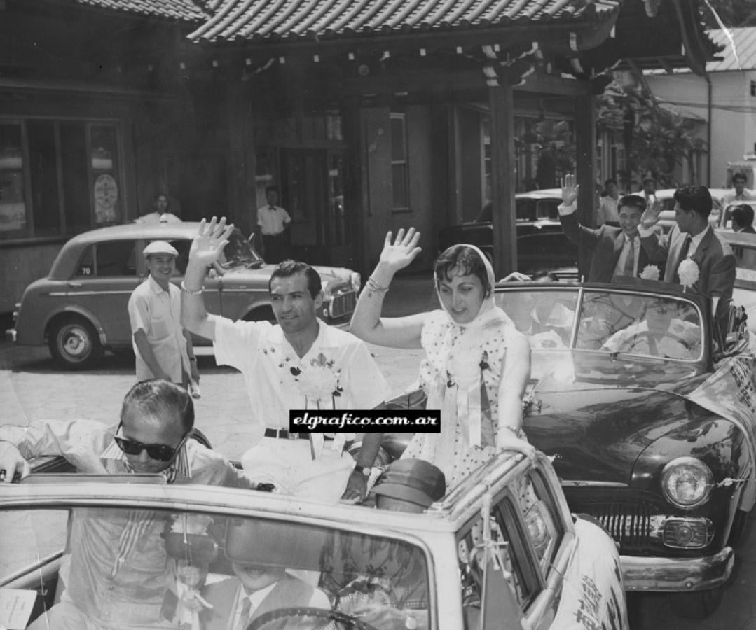 Imagen Antes de la pelea con Yonejura (en el auto que los sigue) en 1959. Junto a él, su primera esposa, Herminia, compartiendo el saludo. Adelante, cerca del volante, Lázaro Koci.