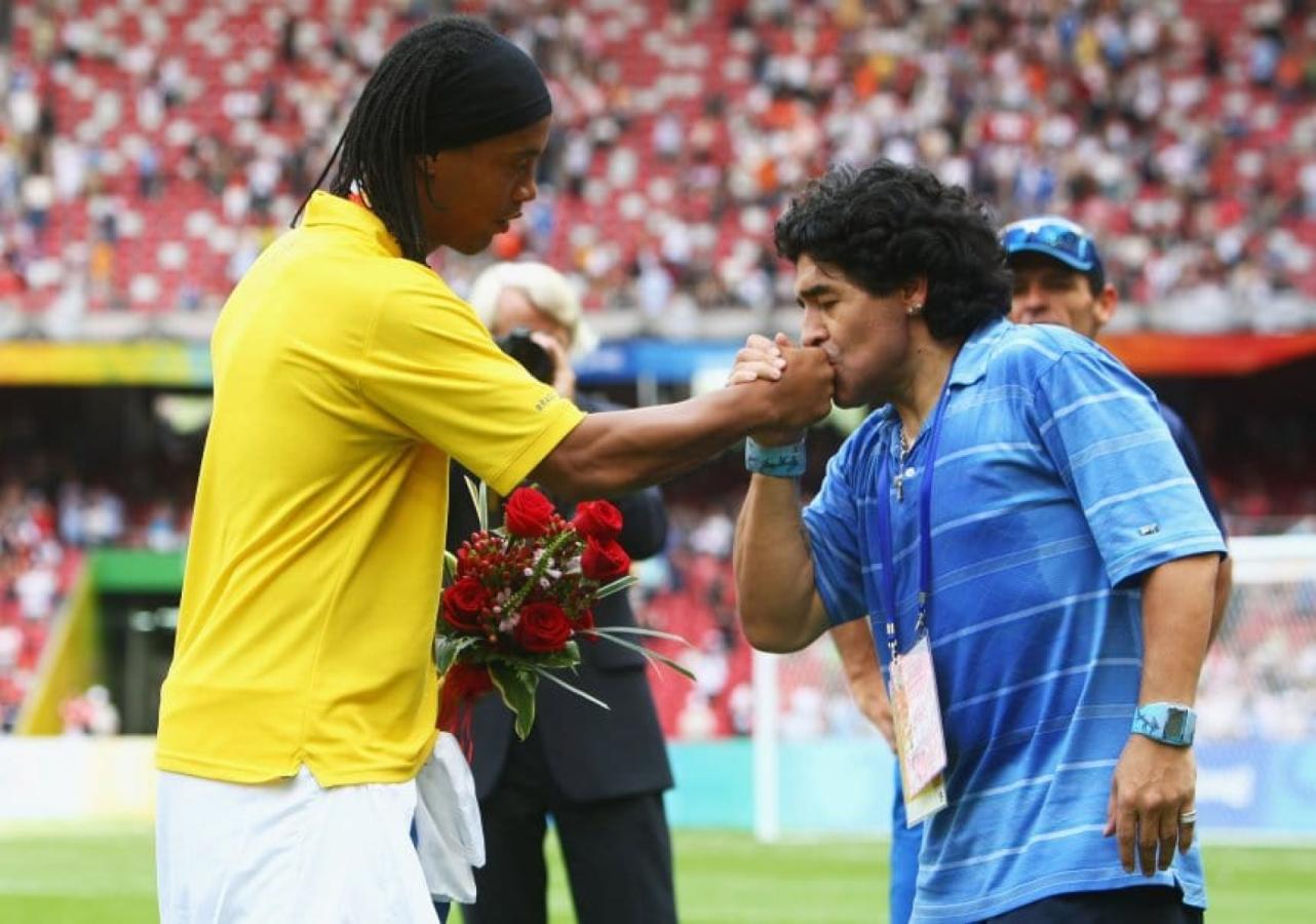 Imagen Diego con Ronaldinho, el crack brasileño que le prodigaba veneración.
