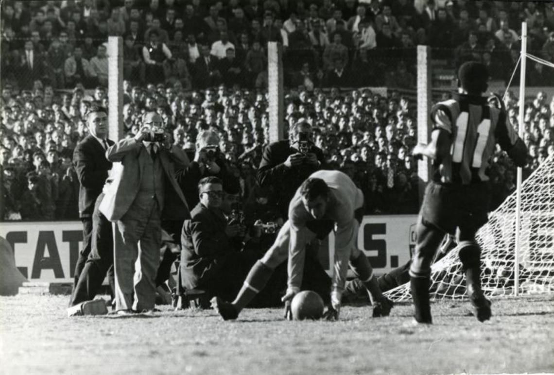 Imagen Amadeo cortando un avance de Peñarol.