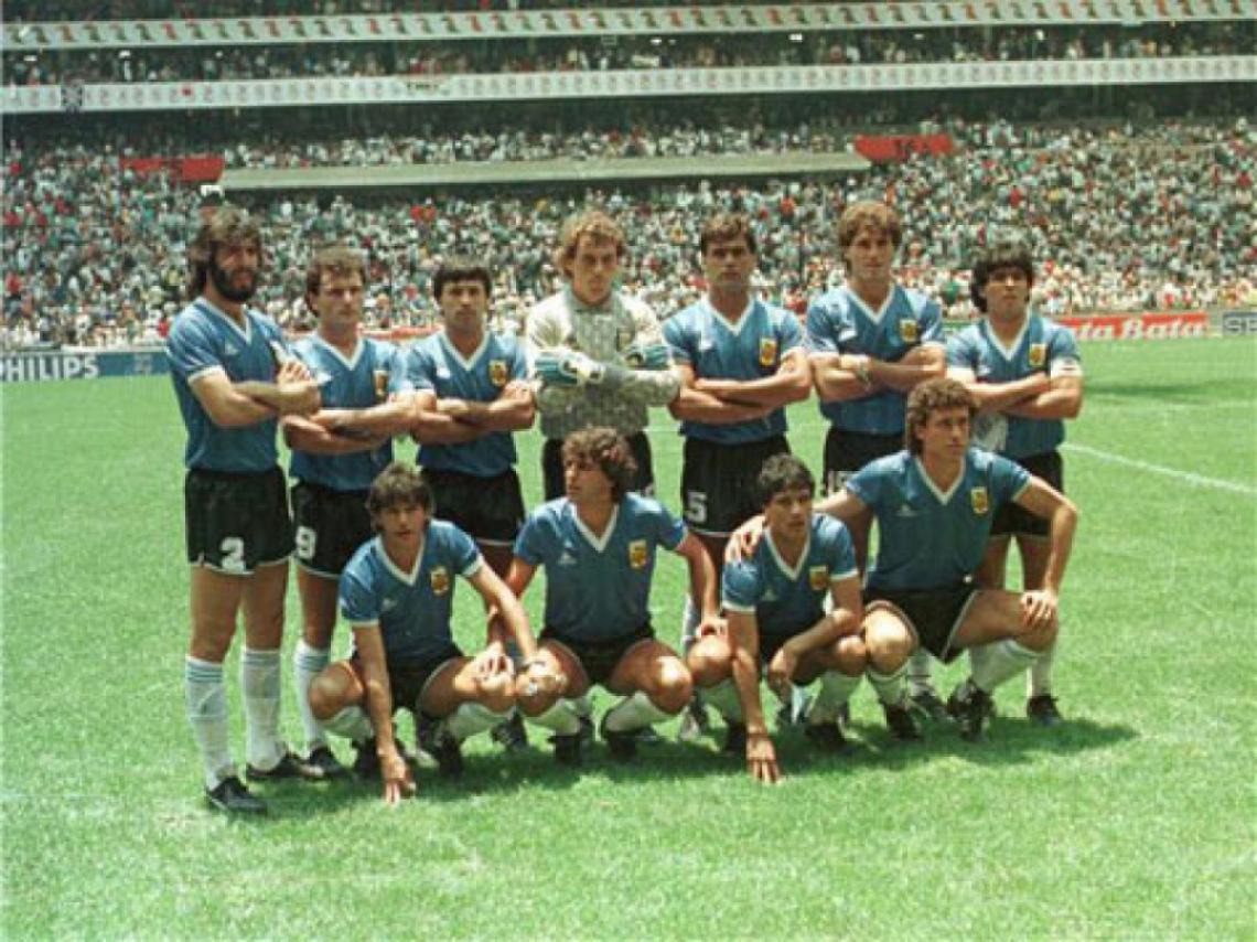 Imagen CAMPEONES DEL MUNDO 86: Parados, de izquierda a derecha: Batista, Cuciuffo, Olarticoechea, Pumpido, Brown, Ruggeri y Maradona. Agachados: Burruchaga, Giusti, Enrique y Valdano.