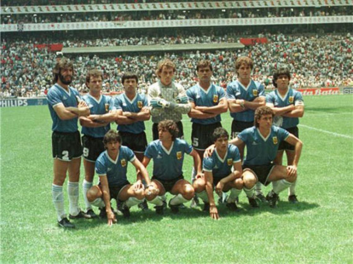 CAMPEONES DEL MUNDO 86: Parados, de izquierda a derecha: Batista, Cuciuffo, Olarticoechea, Pumpido, Brown, Ruggeri y Maradona. Agachados: Burruchaga, Giusti, Enrique y Valdano.
