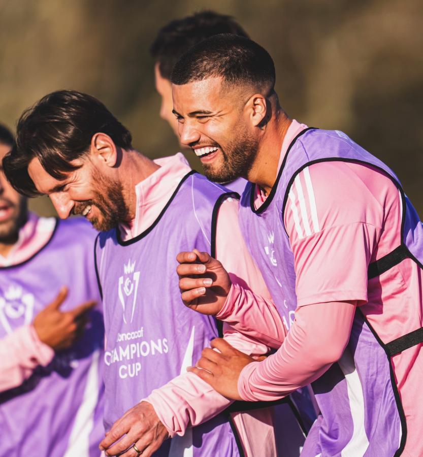 Imagen Momento distendido de la práctica en Canadá con Messi y Marcelo Weigandt.